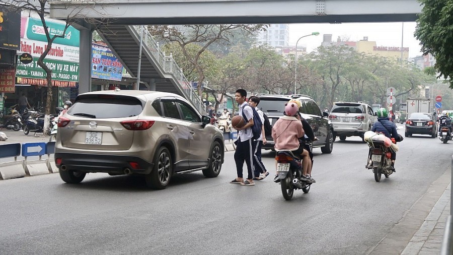 Đầu tư thêm cầu vượt đi bộ và bài toán phát huy hiệu quả