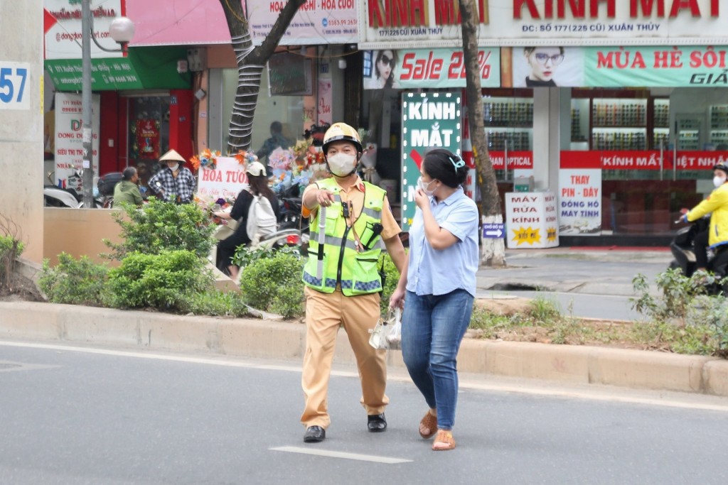 Xử phạt người đi bộ sai luật trên đường Xuân Thủy (quận Cầu Giấy)