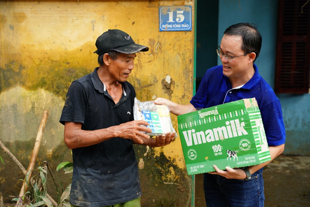 Hơn 3.500 phần quà gồm sữa, nước, bánh… do các nhân viên Vinamilk cùng nhau chuẩn bị trong 1 ngày và tận tay gửi đến những người dân tại Yên Bái, Thái Nguyên. Đa phần các hộ dân đều có người già, trẻ em đang rất cần được tăng cường sức khỏe, dinh dưỡng tr