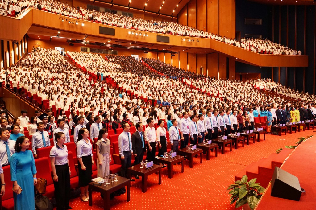 Các vị đại biểu cùng cán bộ, giảng viên, học viên, sinh viên Trường ĐH Mở Hà Nội dự lễ khai giảng