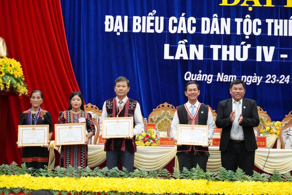 Đại hội biểu dương, khen thưởng các tập thể, cá nhân có thành tích xuất sắc trong thực hiện công tác dân tộc, chính sách dân tộc giai đoạn 2019-2024. (Ảnh: quangnam.gov.vn)