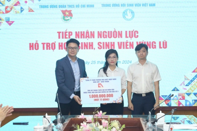 Tiếp nhận nguồn lực hỗ trợ học sinh, sinh viên vùng lũ