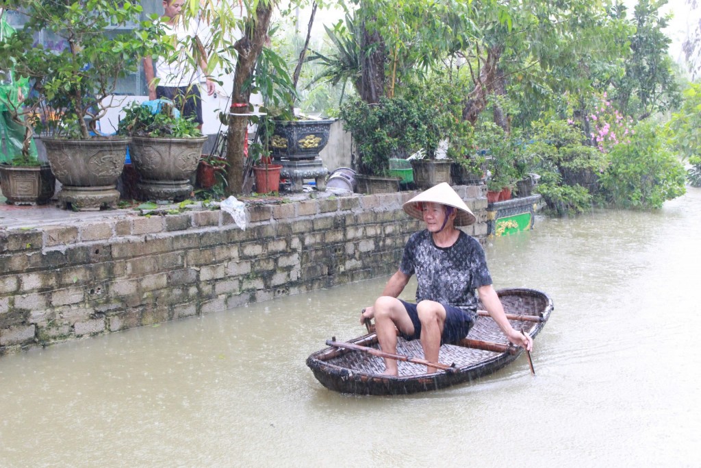 Đảm bảo nước sạch phục vụ sinh hoạt cho bà con vùng lũ