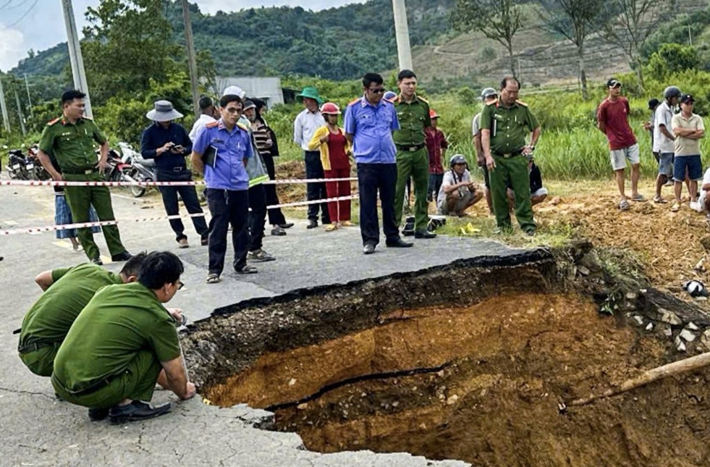 Nước lũ chảy xiết làm sập cống vòm ngang và gây sạt lở, đứt 1/2 mặt đường tại khu vực Km29+850 trên tỉnh lộ ĐT.721 (Ảnh CTV)