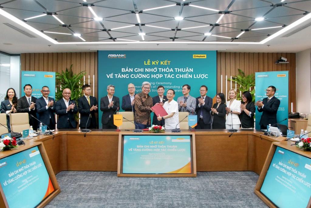 Ông Dato’ Khairussaleh Ramli - Chủ tịch, Tổng Giám đốc Tập đoàn, Ngân hàng Maybank và đại diện ABBANK, Ông Vũ Văn Tiền - Phó Chủ tịch HĐQT ký kết Biên bản ghi nhớ thỏa thuận với sự chứng kiến, chúc mừng của các thành viên cấp cao hai tổ chức