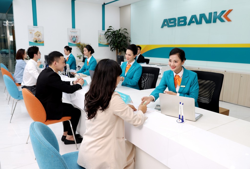 Với giá trị cốt lõi “Khách hàng là trọng tâm”, ABBANK luôn chú trọng phát triển các sản phẩm dịch vụ, giải pháp tài chính hiệu quả và linh hoạt, phù hợp với từng nhóm khách hàng mục tiêu