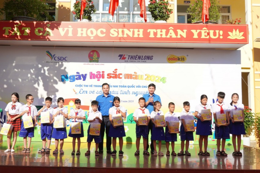 Ban Tổ chức trao tặng quà đến các em học sinh 