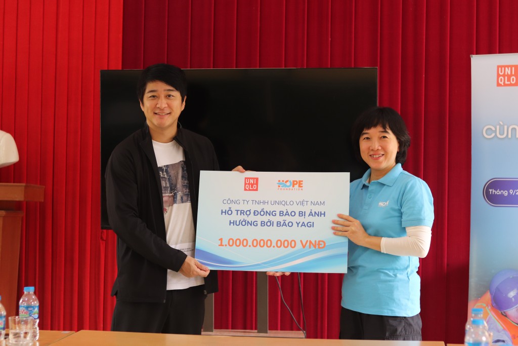 Ông Nishida Hideki, Tổng Giám Đốc UNIQLO Việt Nam trao tặng Quỹ Hy vọng (HOPE Foundation) 1 tỷ đồng để thực hiện các hỗ trợ mang tính bền vững, giúp đồng bào bị ảnh hưởng bão lũ nhanh chóng quay lại với cuộc sống bình thường