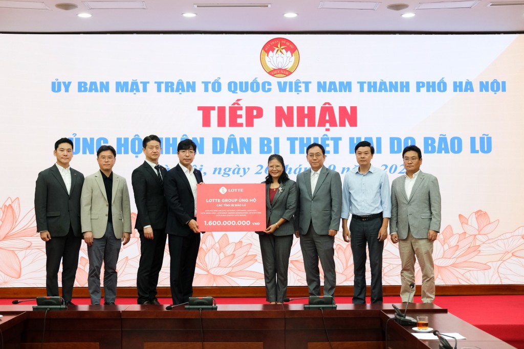 Tập đoàn LOTTE cùng đại diện các doanh nghiệp thành viên tại trao tặng 1,6 tỷ đồng qua đại diện Ủy ban MTTQ Việt Nam tại Hà Nội.