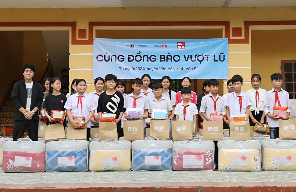 UNIQLO Việt Nam đồng hành cùng Quỹ Hy vọng (HOPE Foundation) mang đến các phần quà cho các em học sinh tại khu vực chịu ảnh hưởng bởi bão số 3