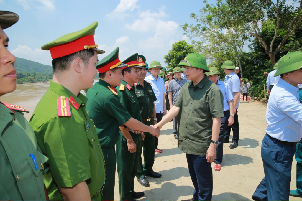 Phó Thủ tướng Trần Hồng Hà động viên lực lượng xử lý sự cố cống Nổ ở thôn đê tả sông Mã, xã Vĩnh An, huyện Vĩnh Lộc - Ảnh: VGP/Minh Khôi