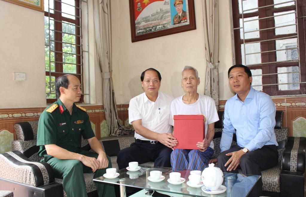 Trưởng ban Tuyên giáo Thành uỷ thăm, tặng quà người có công