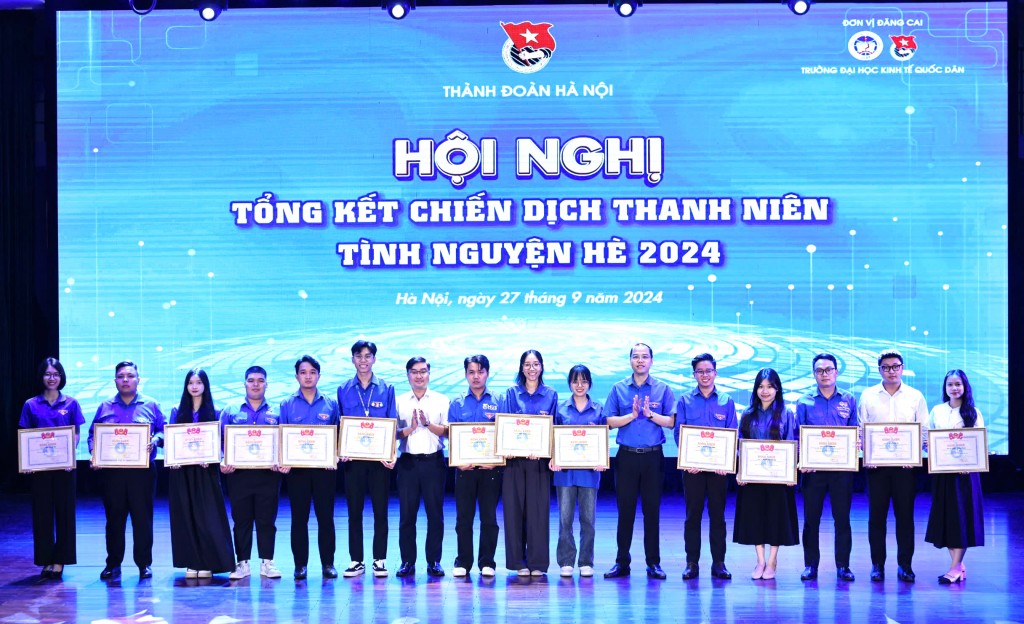 và đồng chí Nguyễn Tiến Hưng, Uỷ viên Ban Chấp hành Trung ương Đoàn, Phó Bí thư Thành đoàn, Chủ tịch Hội Sinh viên Việt Nam thành phố Hà Nội trao khen thưởng tới các tập thể có thành tích xuất sắc