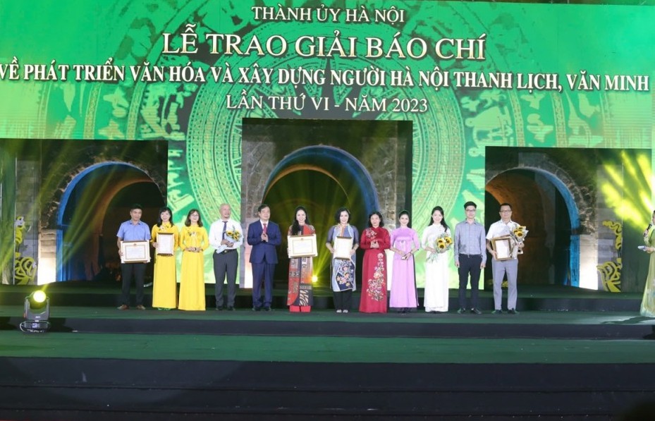 Tô thắm thêm những đóa “hoa thanh lịch”