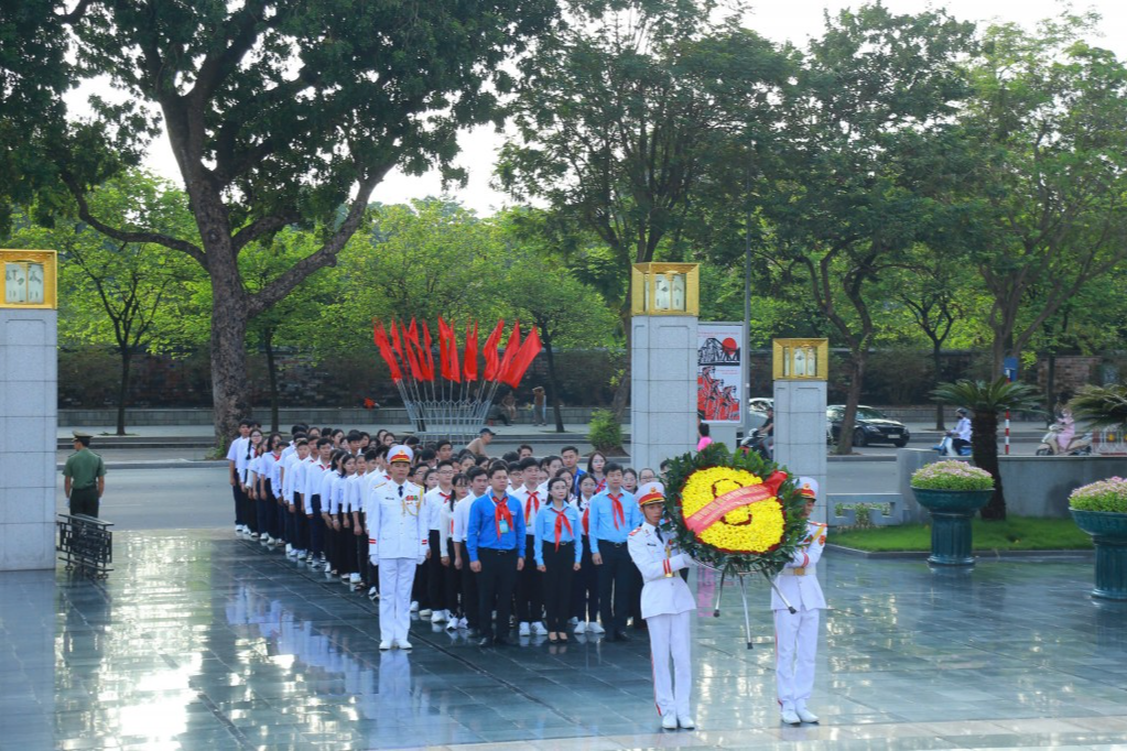 Đoàn đại biểu “Quốc hội trẻ em” vào Lăng viếng Bác