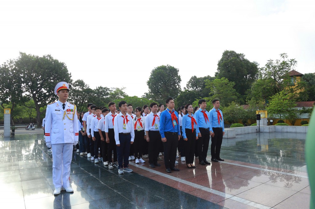 Đoàn đại biểu “Quốc hội trẻ em” vào Lăng viếng Bác