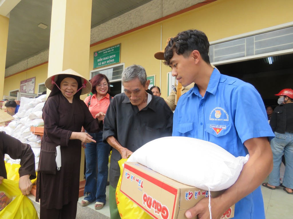 Chung tay xoa dịu đau thương cho người dân Tây Bắc