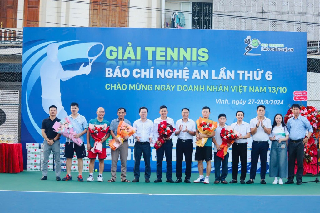 Giải đấu Tennis báo chí Nghệ An hướng về Ngày Doanh nhân Việt Nam