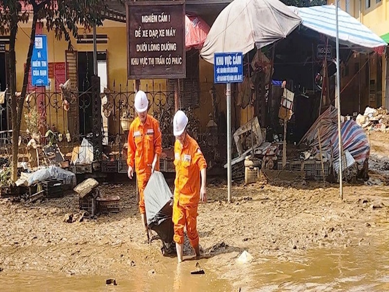 Công nhân Điện lực Trấn Yên (PC Yên Bái) vận chuyển thiết bị kịp thời khôi phục lưới điện sau lũ lụt