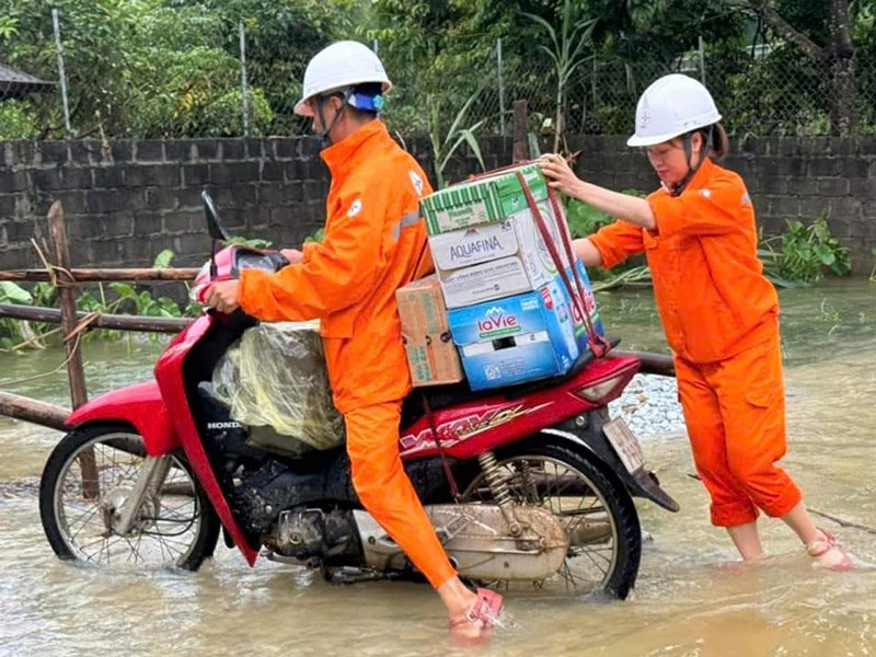 Công nhân PC Thái Nguyên hỗ trợ các đoàn từ thiện đến vùng lũ ở huyện Định Hóa