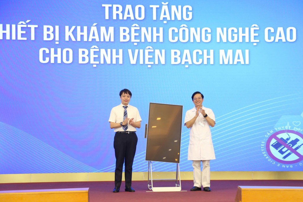 trao tặng thiết bị y tế đến Bệnh viện Bach Mai