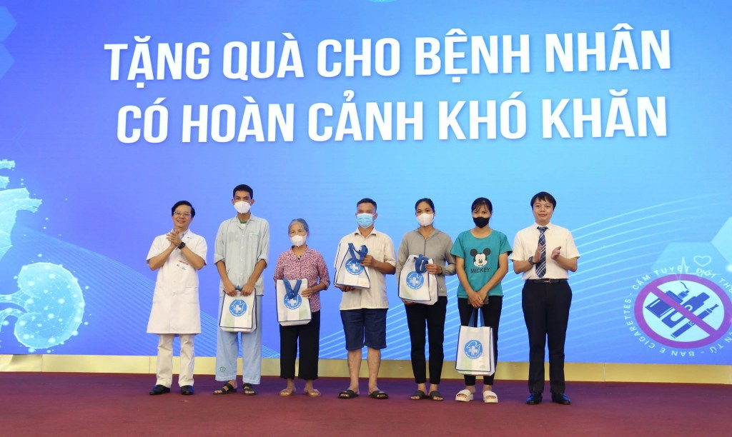 Ban Tổ chức trao quà tới bệnh nhân khó khăn