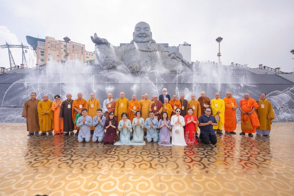   Đoàn đại biểu Vesak 2025 chụp hình lưu niệm dưới chân tượng Bồ Tát Di Lặc. Ảnh: Sun World Ba Den Mountain