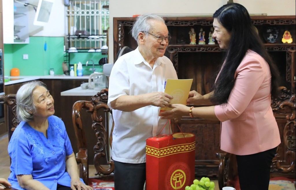 Thăm hỏi các cựu chiến binh tham gia giải phóng Thủ đô