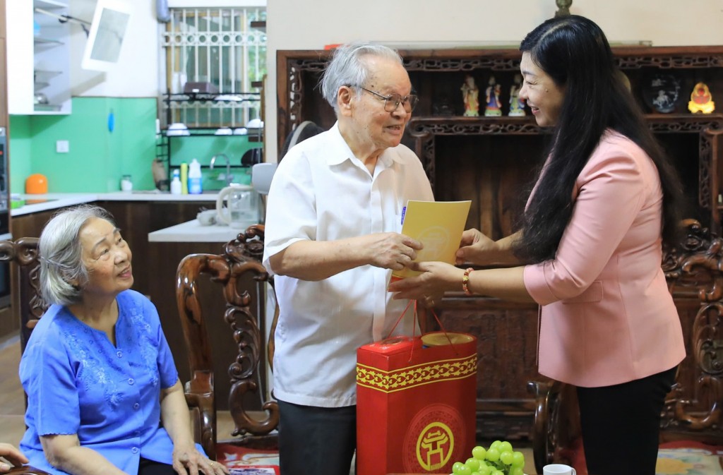 Thăm hỏi các cựu chiến binh tham gia giải phóng Thủ đô