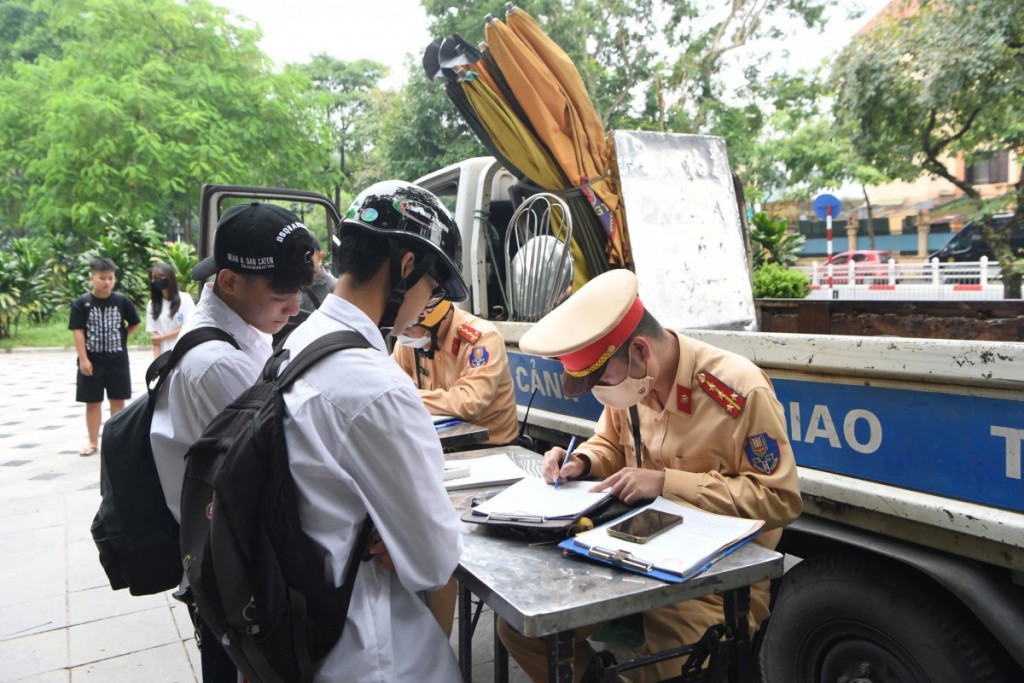 Tăng cường kiểm tra, xử lý nghiêm học sinh vi phạm giao thông