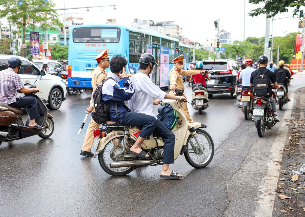 Còn nhiều vi phạm trong giới học sinh khi tham gia giao thông. Ảnh: Chu Dũng