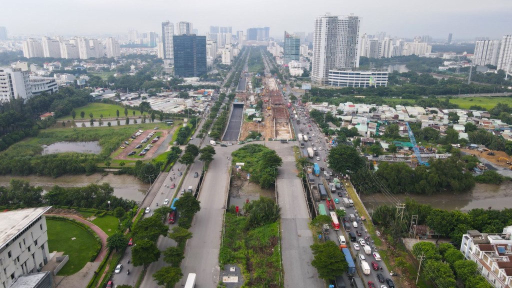 Dự án hầm chui nút giao Nguyễn Văn Linh - Nguyễn Hữu Thọ (Quận 7) là dự án giao thông trọng điểm của thành phố, có tổng vốn đầu tư 830 tỷ đồng, được khởi công năm 2020