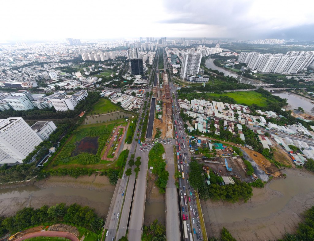 Dự án này còn xây dựng trạm bơm và hệ thống thoát nước cho hầm, hệ thống chiếu sáng, tổ chức giao thông và một số công trình hạ tầng kỹ thuật khác như làn chờ, làn rẽ trái, quay đầu xe, tăng năng lực thông hành của nút giao