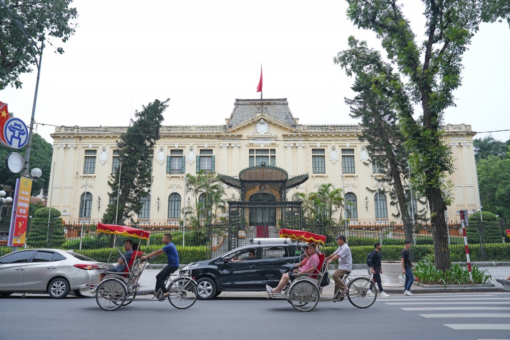 Bắc Bộ phủ trước đây là cơ quan đứng đầu bộ máy cai trị Pháp ở Bắc Kỳ, dưới sự giám sát của Toàn quyền Đông Dương. Toà nhà đã trải qua cuộc kháng chiến chống Pháp và chống Mỹ cứu nước. Hiện nay công trình là Nhà khách Chính phủ tọa lạc tại số 12 Ngô Quyền Bắc Bộ phủ trước đây là cơ quan đứng đầu bộ máy cai trị Pháp ở Bắc Kỳ, dưới sự giám sát của Toàn quyền Đông Dương. Toà nhà đã trải qua cuộc kháng chiến chống Pháp và chống Mỹ cứu nước. Hiện nay công trình là Nhà khách Chính phủ tọa lạc tại số 12 Ngô Quyền