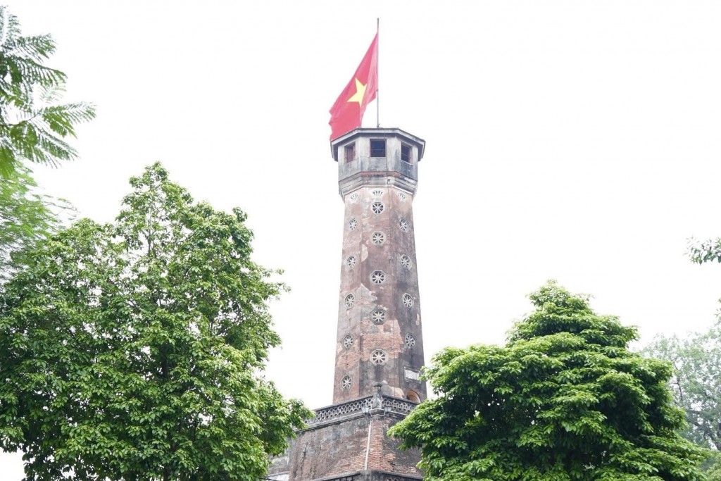Năm 1945, Cách mạng Tháng Tám thành công, lá cờ đỏ sao vàng lần đầu tiên được treo lên Cột cờ Hà Nội. Đến ngày giải phóng Thủ đô 10/10/1954, một lần nữa lá quốc kỳ lại tung bay trên đỉnh kỳ đài lịch sử. Đây đã trở thành nơi di tích lịch sử của Thủ đô và cả nước. Năm 1945, Cách mạng Tháng Tám thành công, lá cờ đỏ sao vàng lần đầu tiên được treo lên Cột cờ Hà Nội. Đến ngày giải phóng Thủ đô 10/10/1954, một lần nữa lá quốc kỳ lại tung bay trên đỉnh kỳ đài lịch sử. Đây đã trở thành nơi di tích lịch sử của Thủ đô và cả nước.