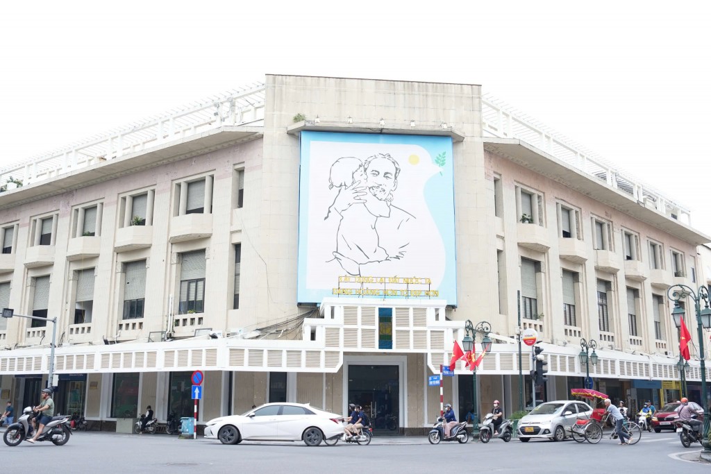 Khu vực Hồ Hoàn Kiếm, trục đường Hàng Bài - Đinh Tiên Hoàng, nơi cánh quân phía Nam của Đại đoàn 308 đi qua trong buổi sáng 10/10/1954 vào tiếp quản Thủ đô. Khu vực Hồ Hoàn Kiếm, trục đường Hàng Bài - Đinh Tiên Hoàng, nơi cánh quân phía Nam của Đại đoàn 308 đi qua trong buổi sáng 10/10/1954 vào tiếp quản Thủ đô.