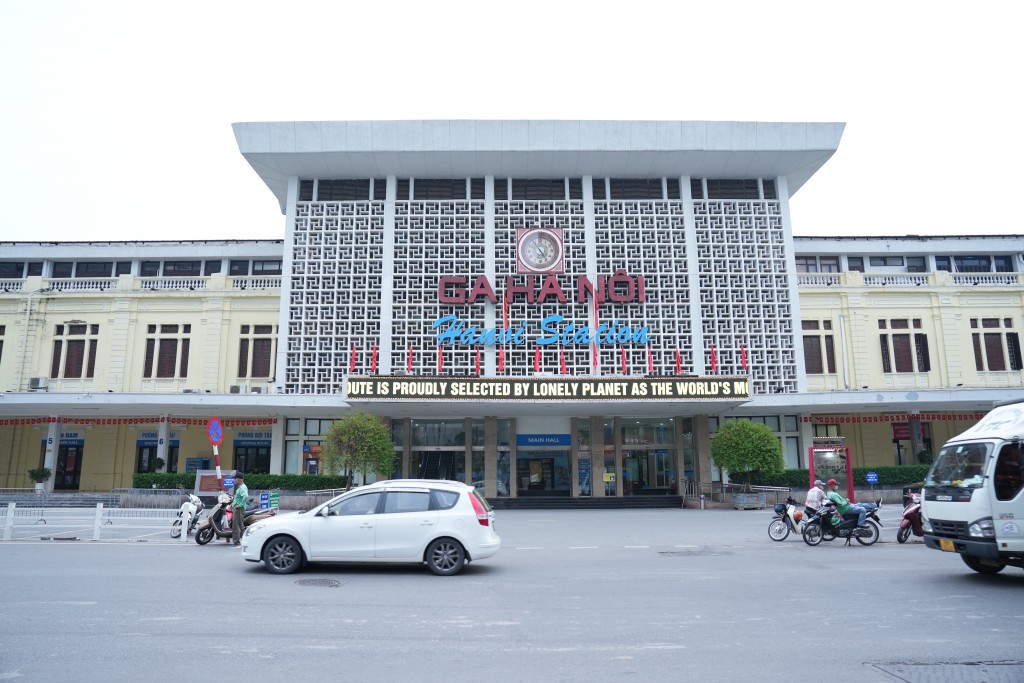 Ga Hà Nội là một trong những cơ sở đầu tiên quân đội Việt Nam tiếp quản từ Pháp. Suốt từng ấy năm, nhà ga vẫn luôn nhộn nhịp du khách từ nhiều nơi trên đất nước và quốc tế. Ga Hà Nội là một trong những cơ sở đầu tiên quân đội Việt Nam tiếp quản từ Pháp. Suốt từng ấy năm, nhà ga vẫn luôn nhộn nhịp du khách từ nhiều nơi trên đất nước và quốc tế.