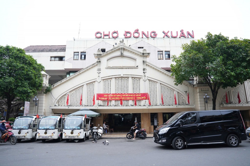 Chợ Đồng Xuân được Pháp xây dựng năm 1890. Từ sau ngày quân đội Việt Nam tiếp quản Hà Nội, chợ Đồng Xuân là chợ lớn nhất tại thủ đô. Ngày nay, chợ Đồng Xuân là nơi giao thương tấp nập của các thương lái không chỉ của Hà Nội mà cả nước. Chợ Đồng Xuân được Pháp xây dựng năm 1890. Từ sau ngày quân đội Việt Nam tiếp quản Hà Nội, chợ Đồng Xuân là chợ lớn nhất tại thủ đô. Ngày nay, chợ Đồng Xuân là nơi giao thương tấp nập của các thương lái không chỉ của Hà Nội mà cả nước.