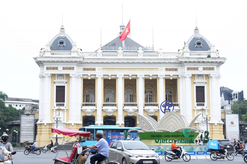 15h ngày 10.10.1954, Nhà hát lớn Hà Nội là nơi hồi còi báo hiệu lễ thượng cờ lịch sử vang lên. Đến nay, Nhà hát là một trong những trung tâm văn hoá quan trọng của Hà Nội. Nơi đây thường xuyên diễn ra các hoạt động văn hoá, nghệ thuật của thành phố và cả nước.