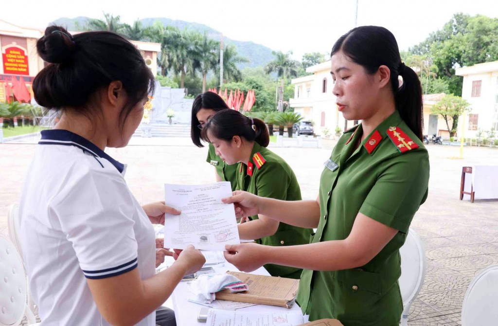 Cán bộ Trại giam Ninh Khánh trao giấy chứng nhận đặc xá cho các phạm nhân - Ảnh: VGP/Nguyễn Hoàng