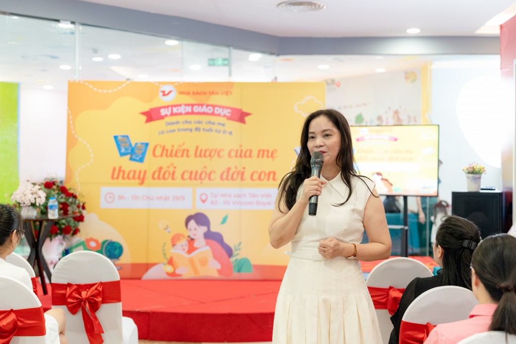 Bà Kim Thoa - CEO Tân Việt Books chia sẻ về tầm quan trọng của việc hoạch định các chiến lược giúp thay đổi cuộc đời con của cha mẹ