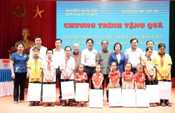 Trao yêu thương tới học sinh vùng lũ Trung Châu