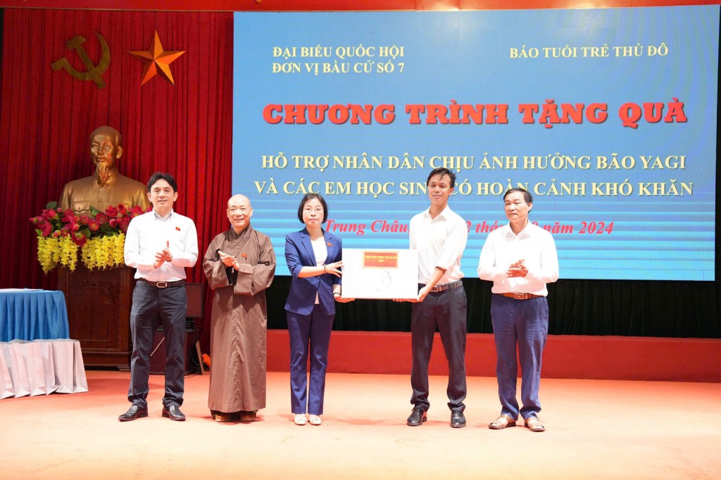 Trao yêu thương tới học sinh vùng lũ Trung Châu