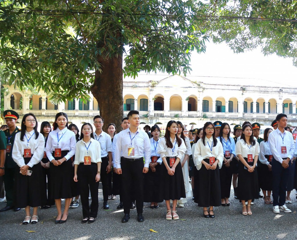 100 thủ khoa xuất sắc dâng hương và báo công tại Điện Kính Thiên