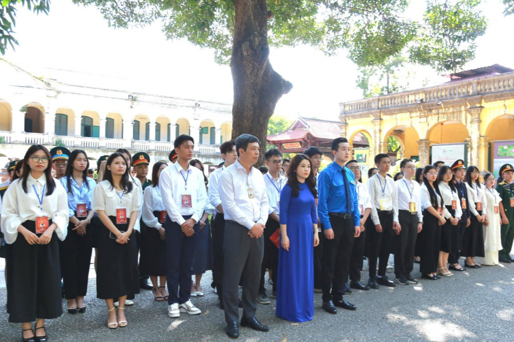 100 thủ khoa xuất sắc dâng hương và báo công tại Điện Kính Thiên