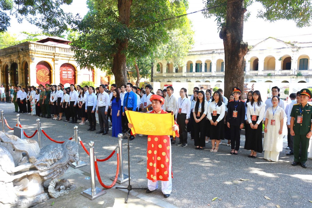 100 thủ khoa xuất sắc dâng hương và báo công tại Điện Kính Thiên