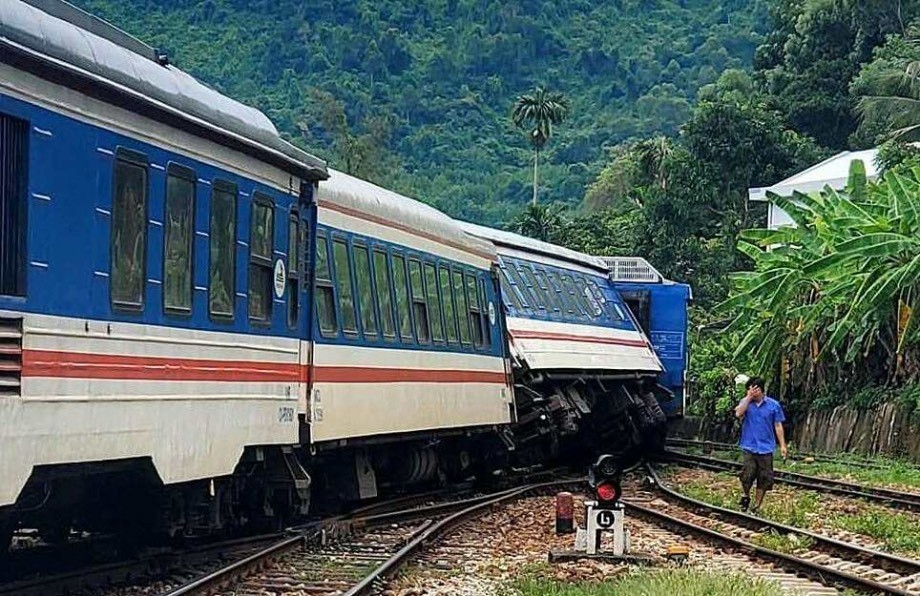 2 toa tàu SE11 trật bánh tại Thừa Thiên - Huế khi đang di chuyển gần địa phận khu gian ga Lăng Cô ngày 28/7 (Ảnh VNR)