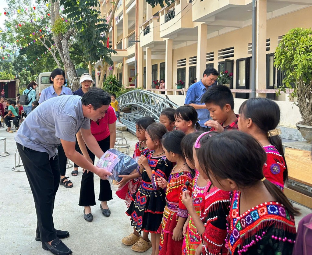 trao quà tới các em học sinh