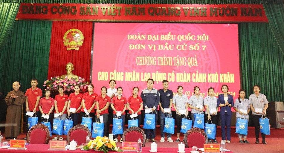 Các đồng chí đại biểu trao 30 suất quà cho công nhân có hoàn cảnh khó khăn