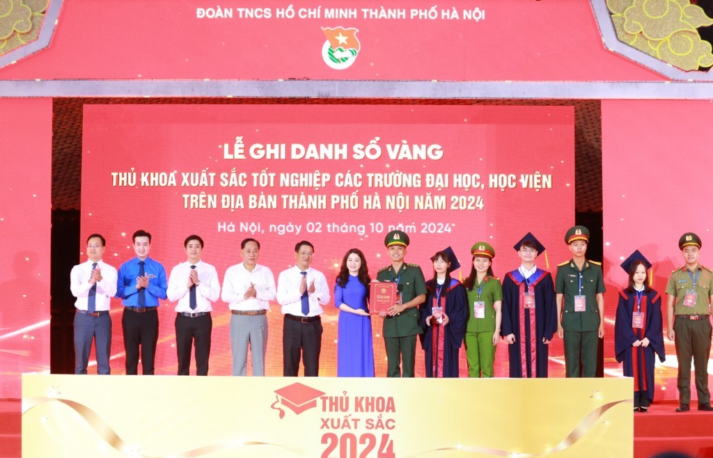 100 thủ khoa xuất sắc ghi danh Sổ vàng tại Văn Miếu